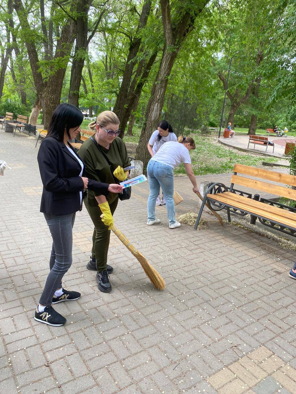 В Батайске сегодня в рамках субботника ведут работу волонтеры и помогают  голосовать за объекты благоустройства | 27.04.2024 | Батайск - БезФормата